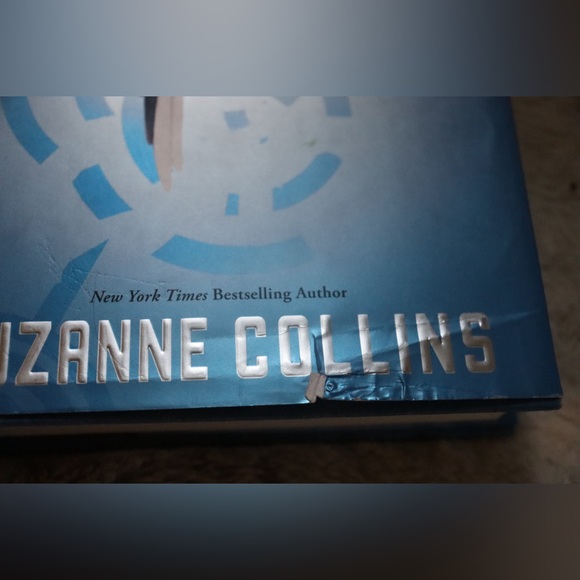 The Hunger Games Trilogy Hard Cover Box Set. Written by Suzanne Collins - Picture 13 of 15